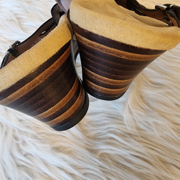 Vionic Black Leather Sandals, Size 6 - Picture 12 of 14